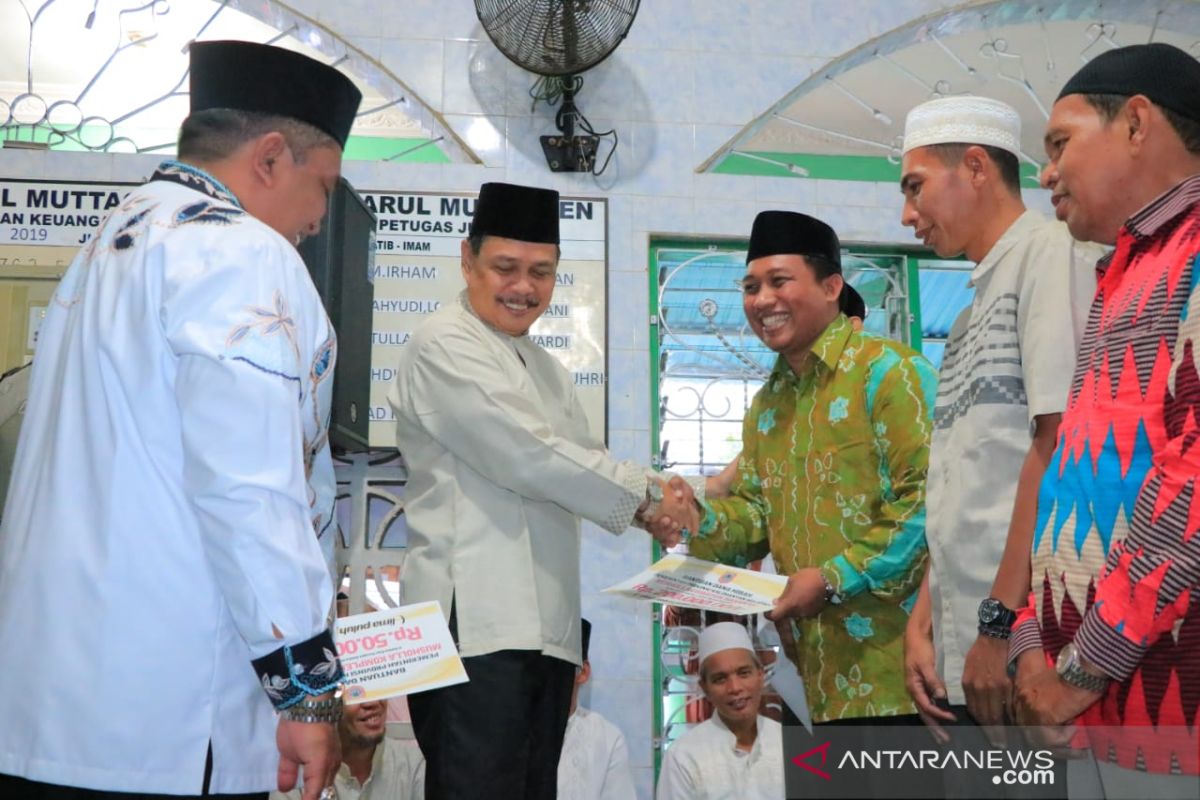 Wagub serahkan bantuan tempat ibadah