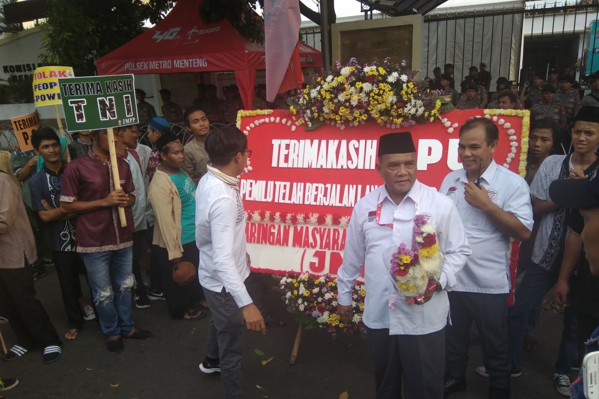 Tolak "people power", ratusan massa demontsrasi di depan Gedung KPU RI