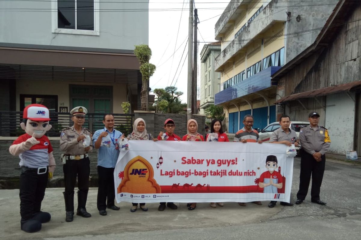 Polsek Belinyu gelar kegiatan bagi takjil gratis