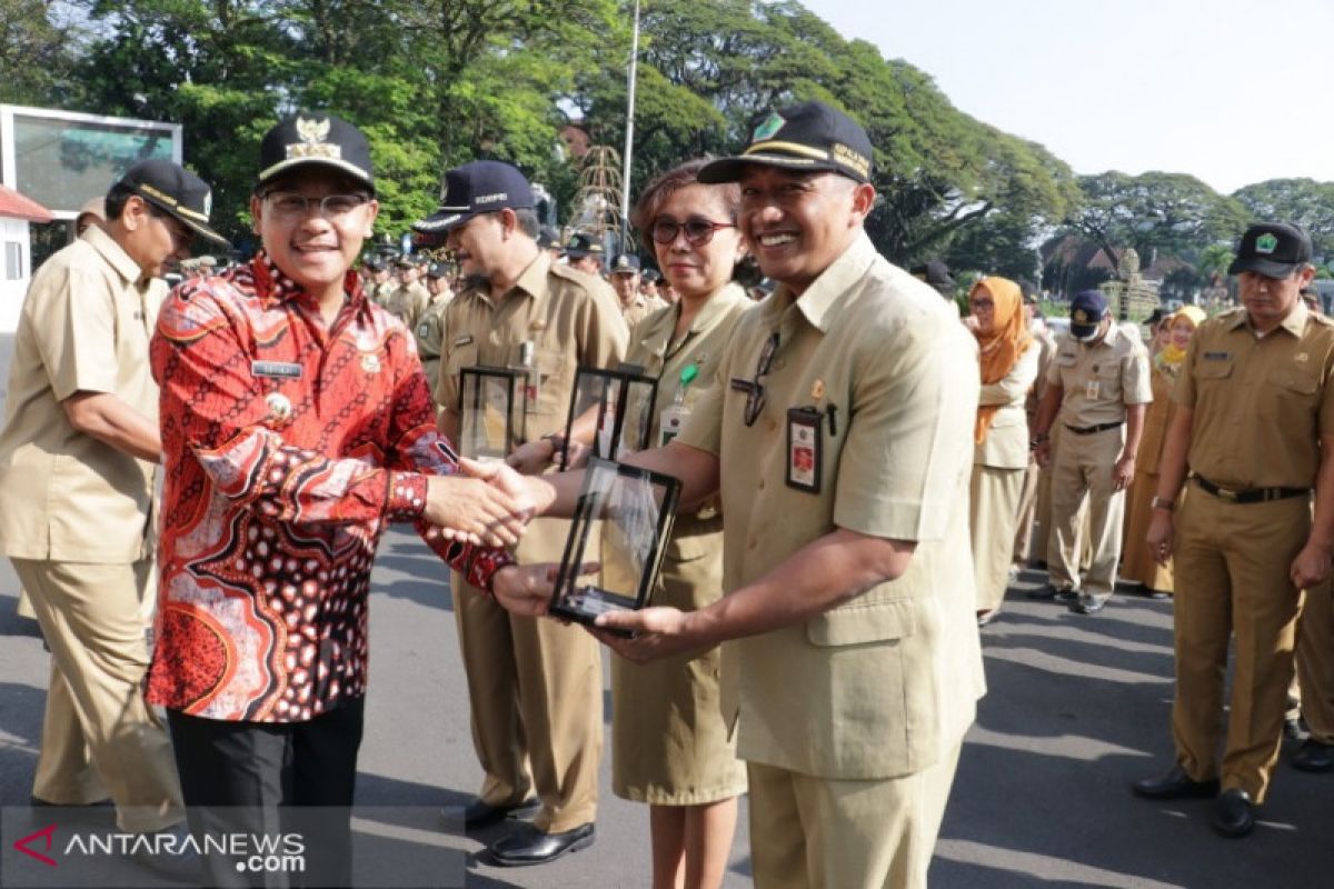 Tiga OPD Kota Malang terima penghargaan Adinata Mandrakanta