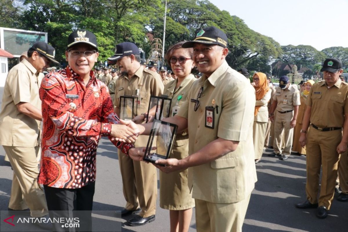Tertib administrasi, tiga OPD Pemkot Malang terima penghargaan