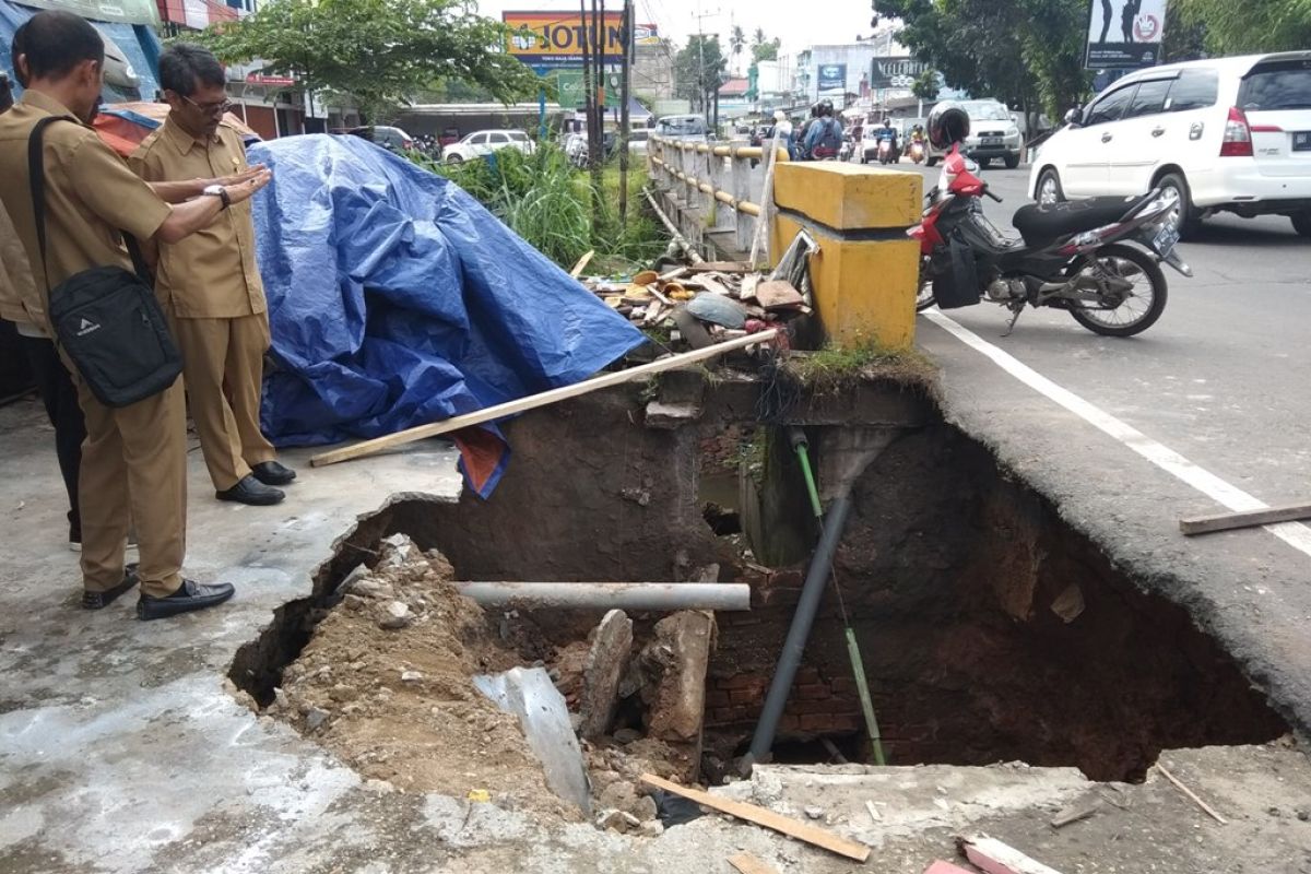 Lubang menganga di Jalan Gajah Mada  akibat tanah amblas