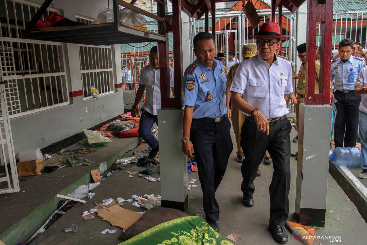 Minister Laoly inspects Siak Prison ravaged by rioting, fire