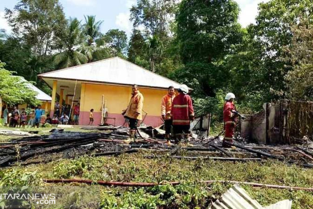 Salah satu bangunan di SD VII Koto Sungai Sarik ludes dilalap api