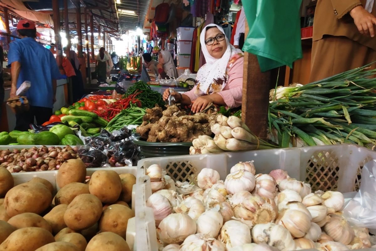 Sempat naik, harga bawang putih di Pasar Serikat Batusangkar mulai turun