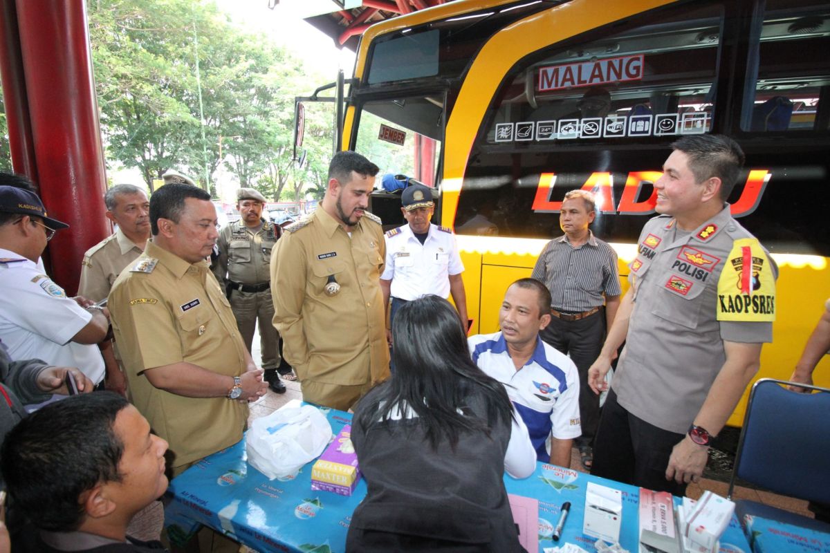 Jelang arus mudik, Polresta Probolinggo cek kesehatan sopir bus