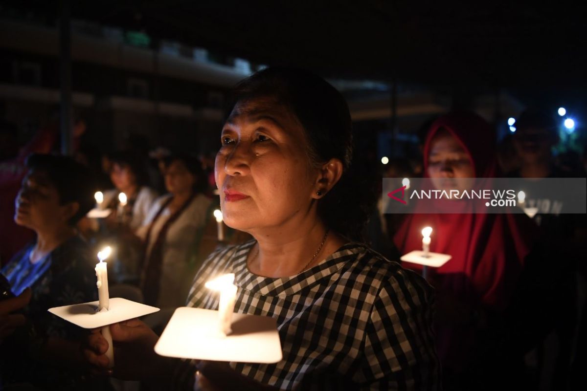 Tokoh lintas agama berdoa bersama peringati bom Surabaya