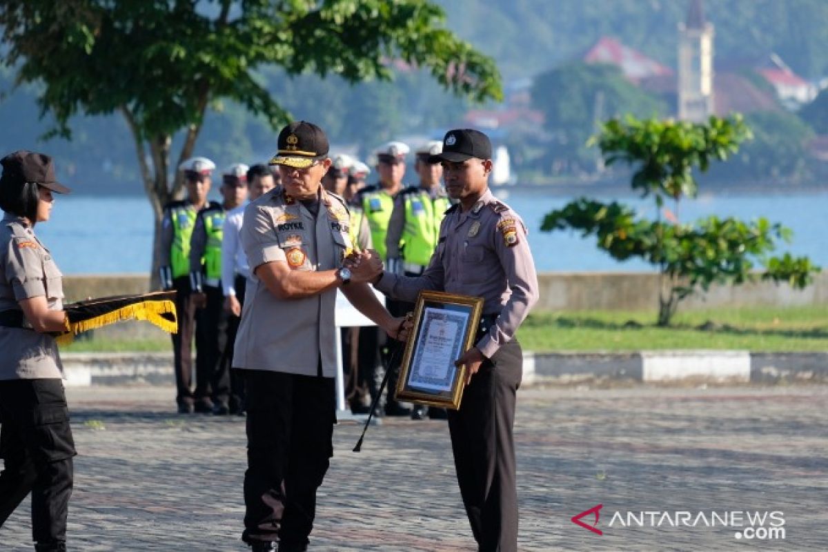 Kapolda Maluku beri penghargaan bagi polisi selamatkan petugas PLN