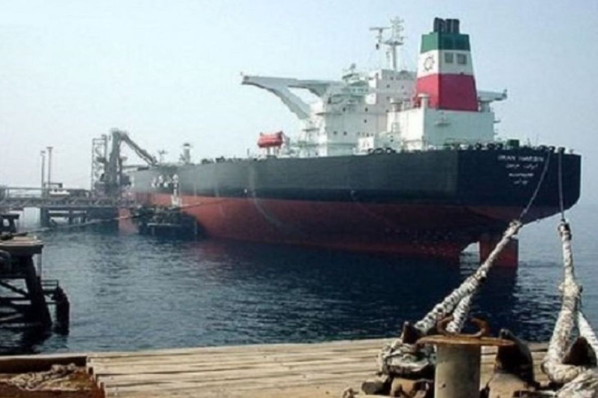 Tim penyelamat Iran evakuasi 44 kru dari dua tanker di Teluk Oman