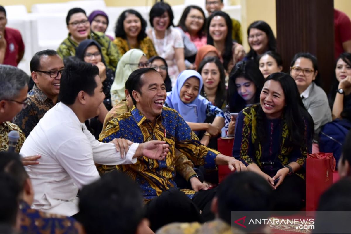 Jokowi listens to stories of palace journalists