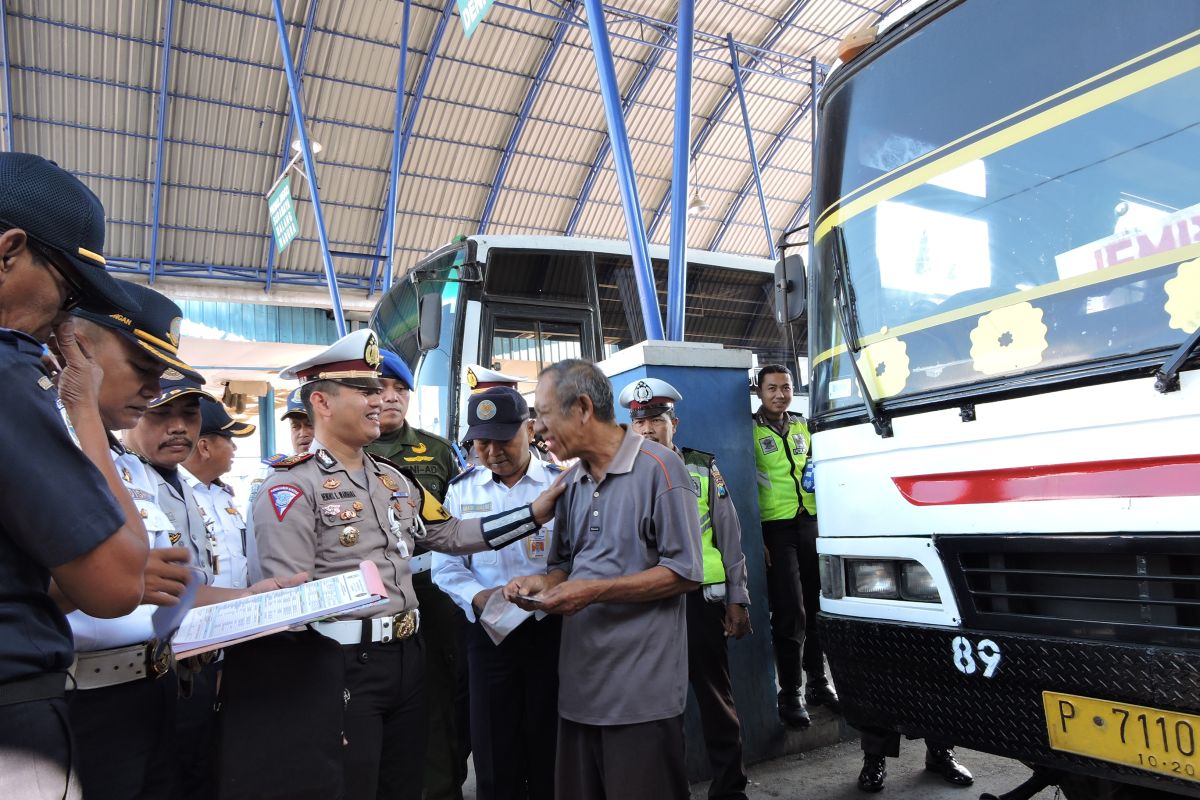 Dishub-Polres Situbondo sidak kelaikan bus angkutan Lebaran (Video)