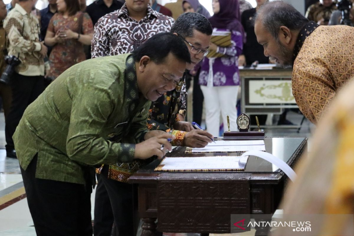 Disaksikan Ketua KPK, Pemkab Madina tanda tangani perjanjian kerja sama dengan BPN