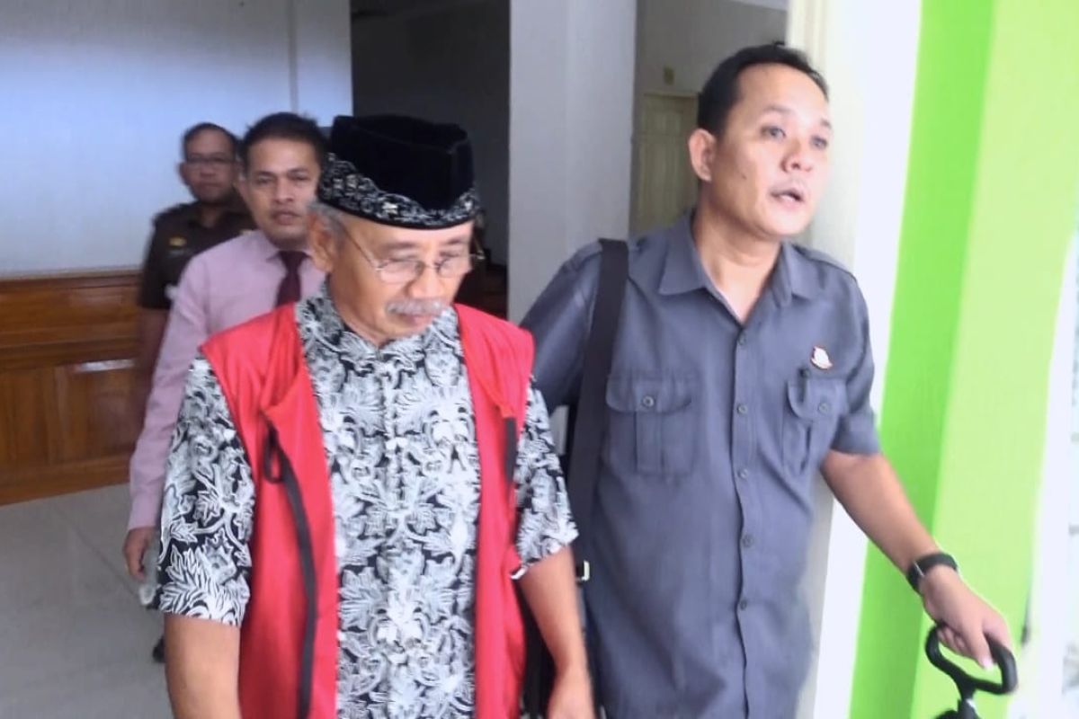 Mantan Bupati Trenggalek Suharto ditetapkan tersangka korupsi PDAU