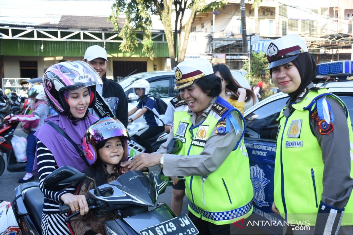 Polwan Ditlantas bagikan helm, dan nasi bungkus menjelang berbuka puasa