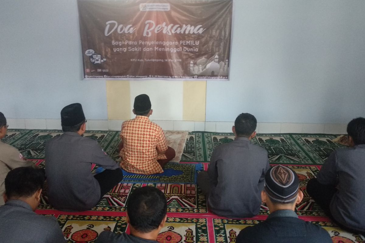 KPU Tulungagung doa bersama untuk petugas pemilu meninggal