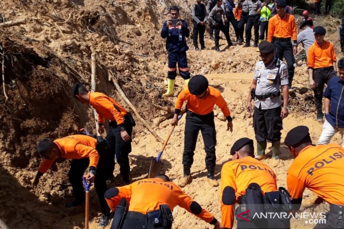 15 jam terkurung longsoran di Bogor, enam penambang selamat