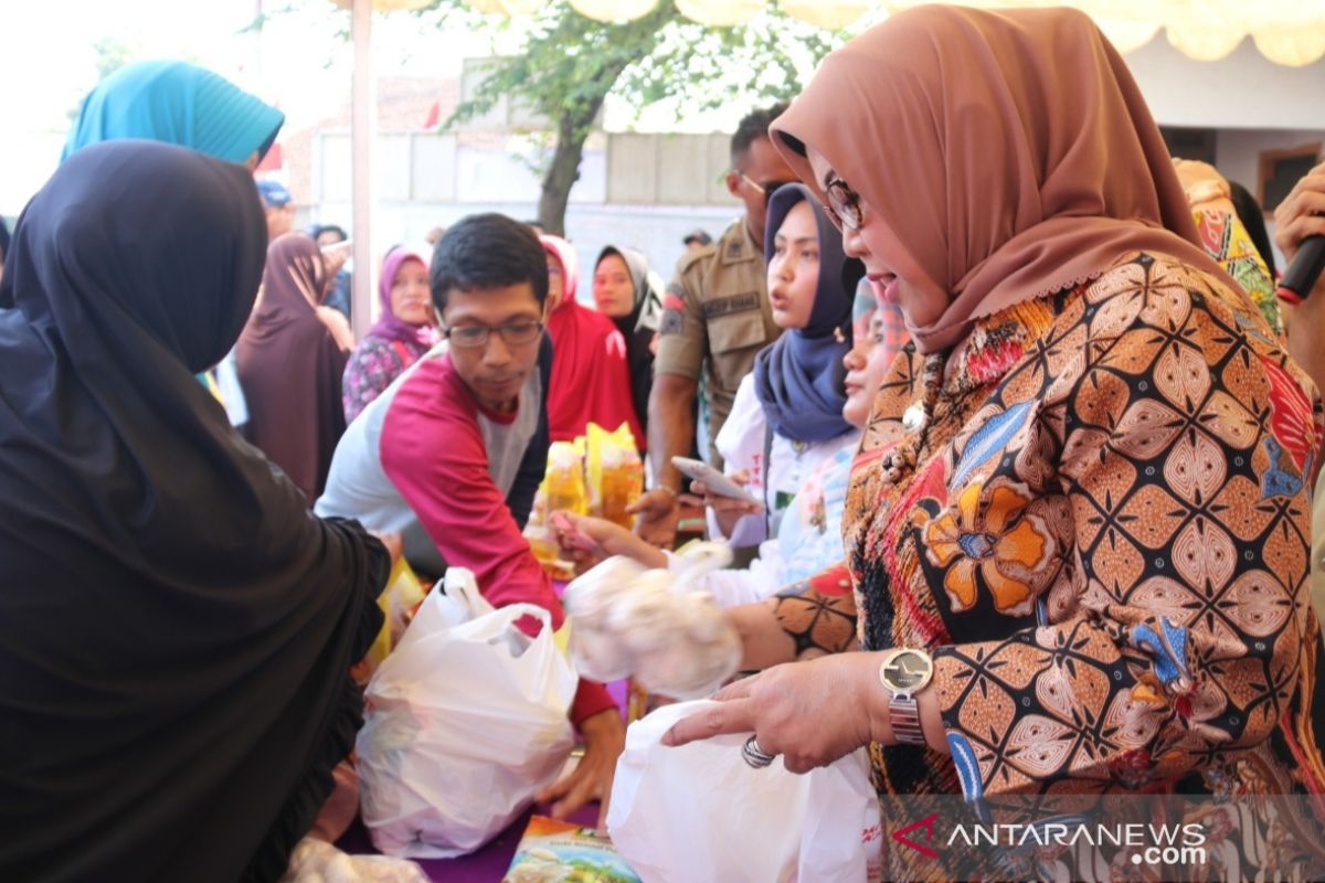 Pemkab Bogor gelar operasi pasar guna stabilkan harga pangan