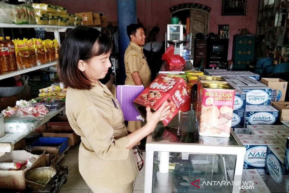 Hati-hati, ratusan produk kedaluwarsa ditemukan beredar di Nanga Bulik