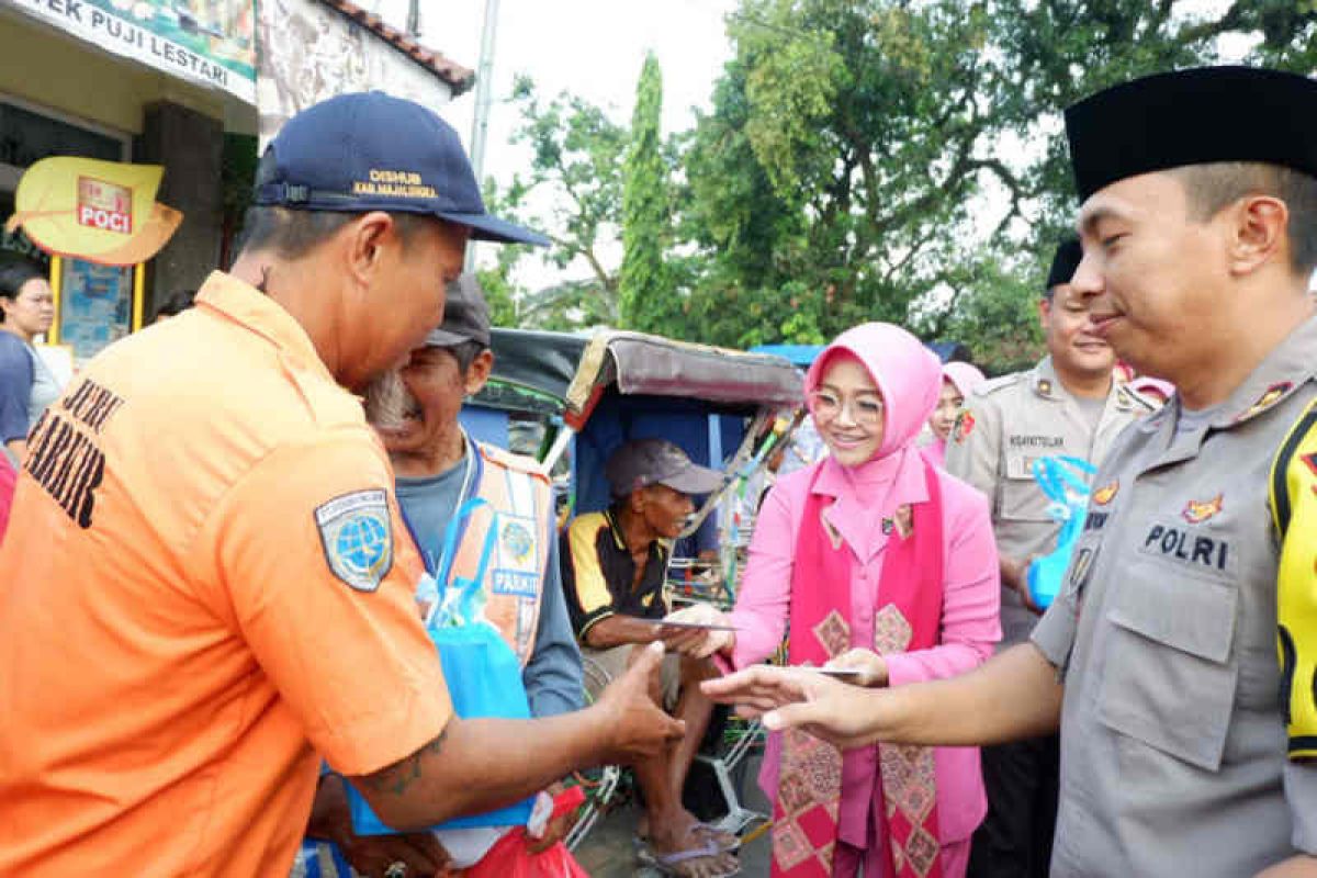 Polres Majalengka bagikan takjil ke tukang becak