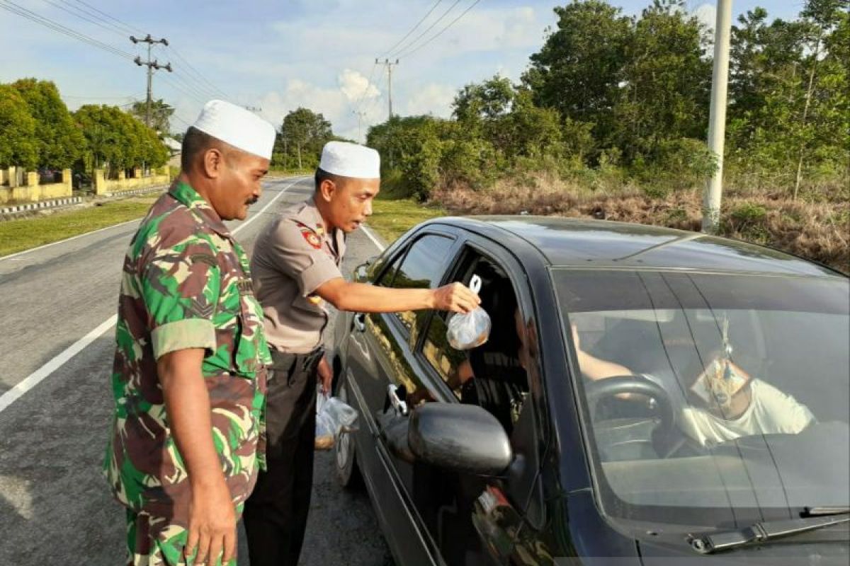 Polsek Air Gegas-Babinsa bagikan takjil kepada pengendara