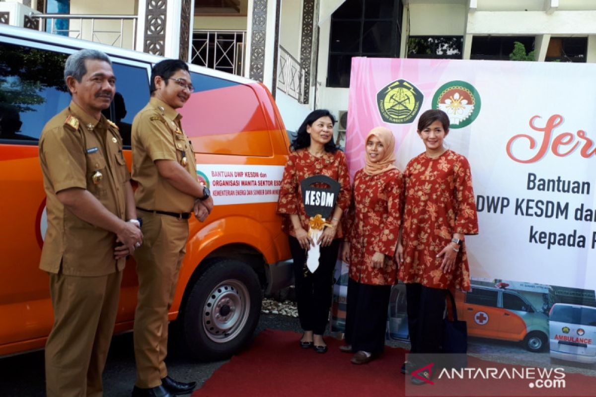 DWP Kementerian ESDM serahkan tiga ambulans pengungsi Palu