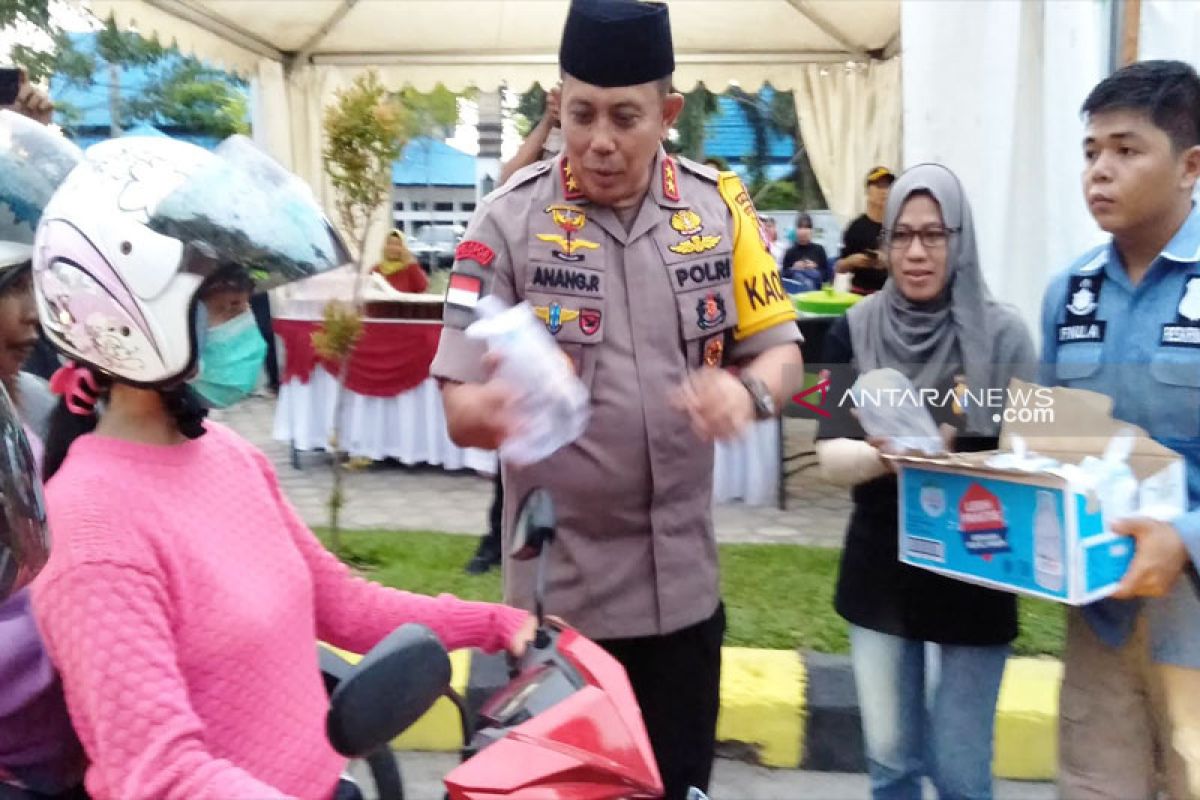 Polda Kalteng bagikan 250 takjil ke pengendara