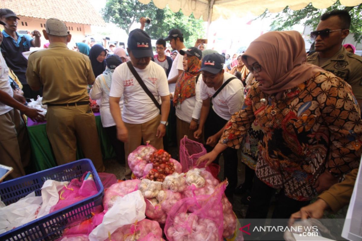 Bawang putih dijual Rp28.000 per kg pada operasi pasar di Bogor