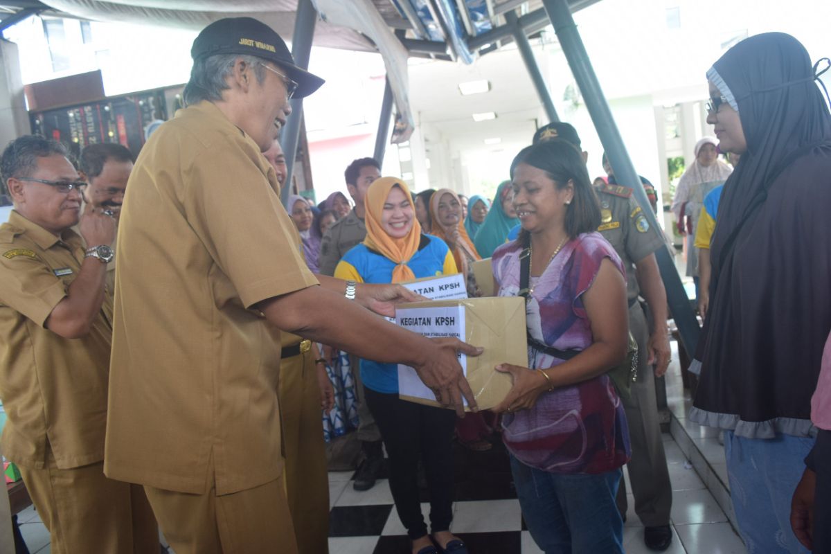 Pemkab Sintang gelar operasi pasar daging beku