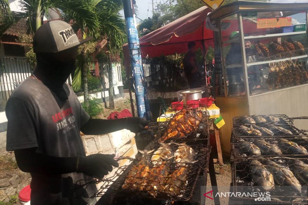 Ikan bakar bumbu kecap laku keras di Banda Aceh