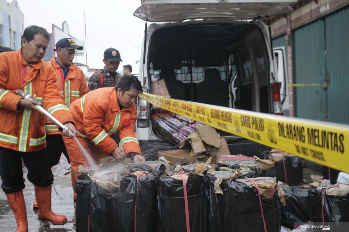 Dua mobil berisi penuh petasan meledak, penyebab masih diselidiki