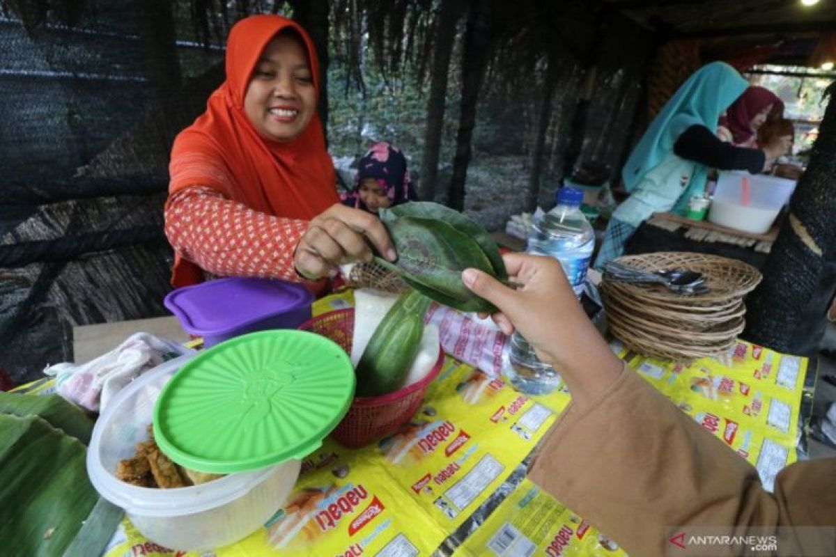 Pasar Dengan Alat Tukar Daun