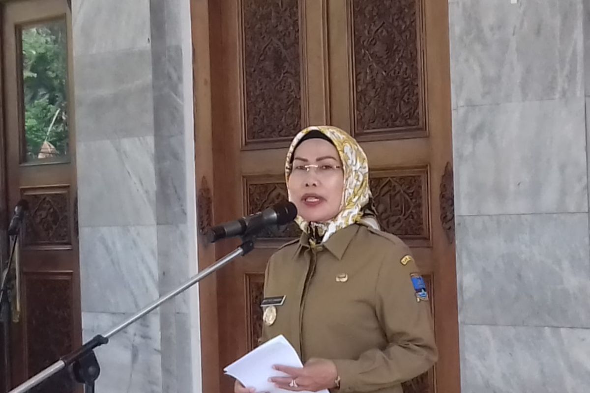 Bupati Serang tegaskan bidan PTT wajib mengabdi lima tahun.