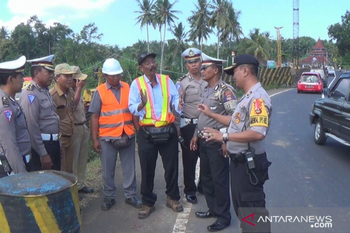 Petugas gabungan cek jalur mudik Bali