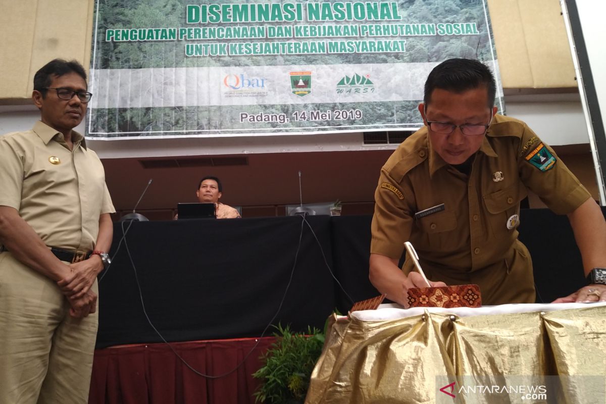 Kementerian Lingkungan Hidup dan Kehutanan serahkan SK hutan adat di Sumbar