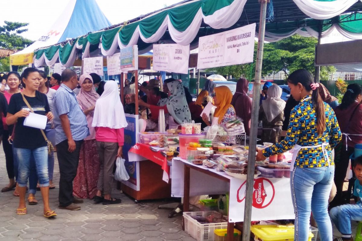 Warga Biak berburu takjil buka puasa di kampung Ramadhan