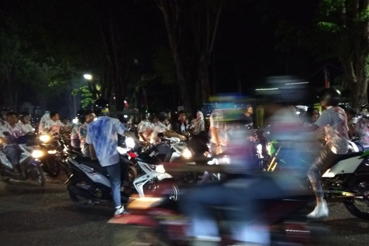 Tradisi corat-coret seragam warisan senior yang terus berlanjut