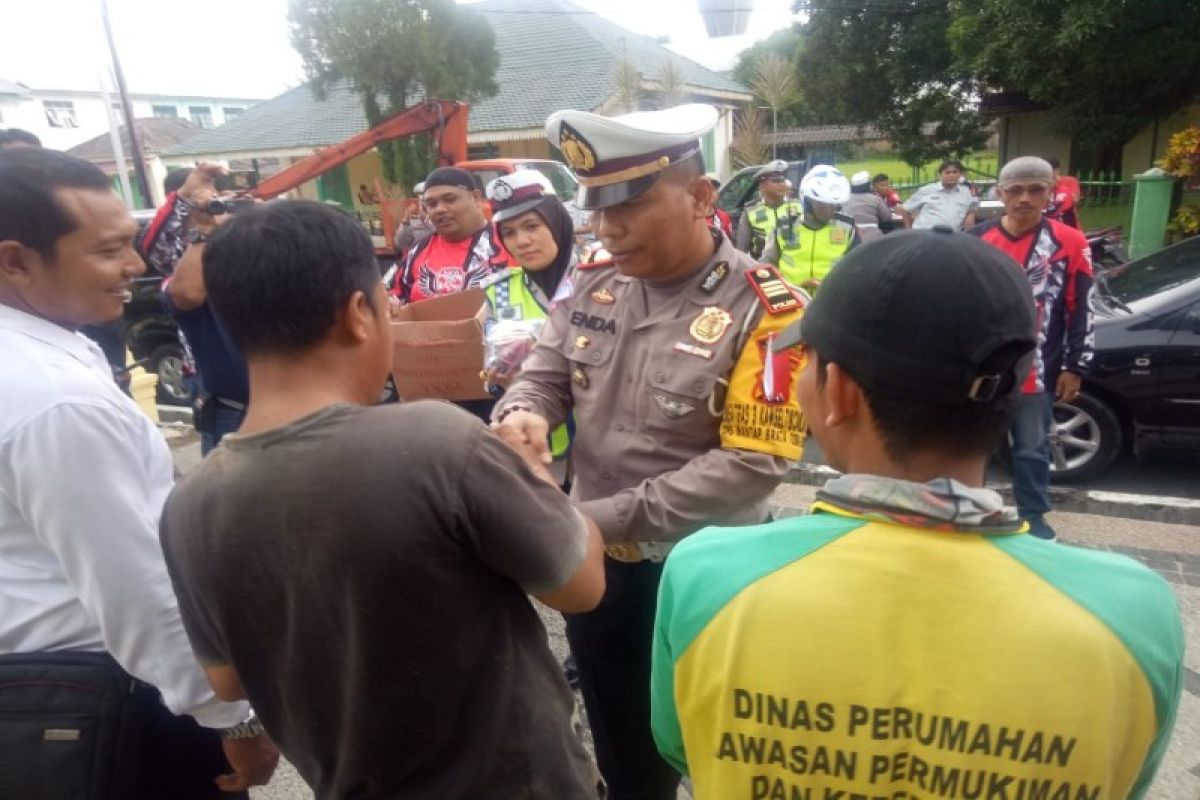 Polres Tebing Tinggi berbagi takjil gratis