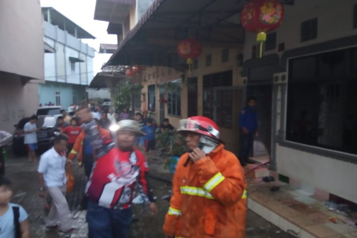 Sebuah rumah terbakar di Tebing Tinggi