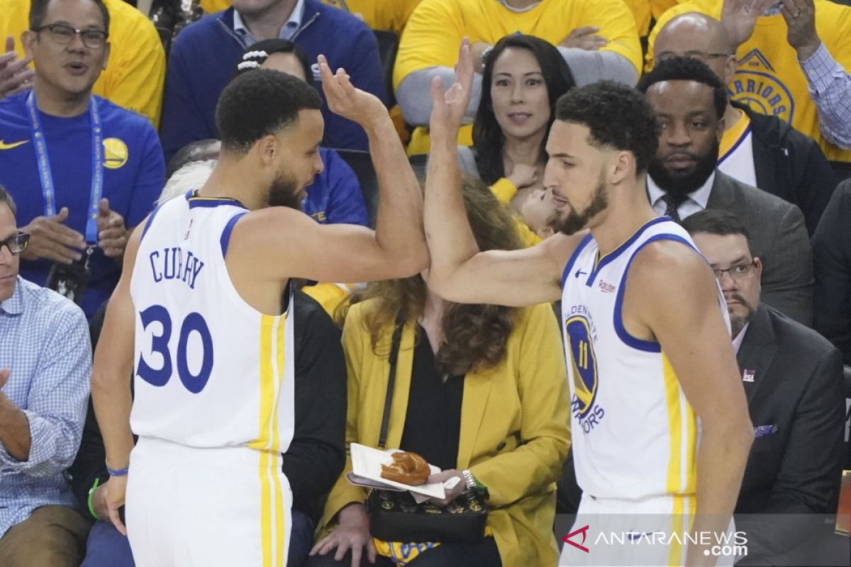 Curry pimpin Warriors menangi gim pertama final Barat