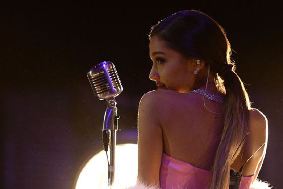 Ariana Grande kunjungi NASA kenakan baju astronaut