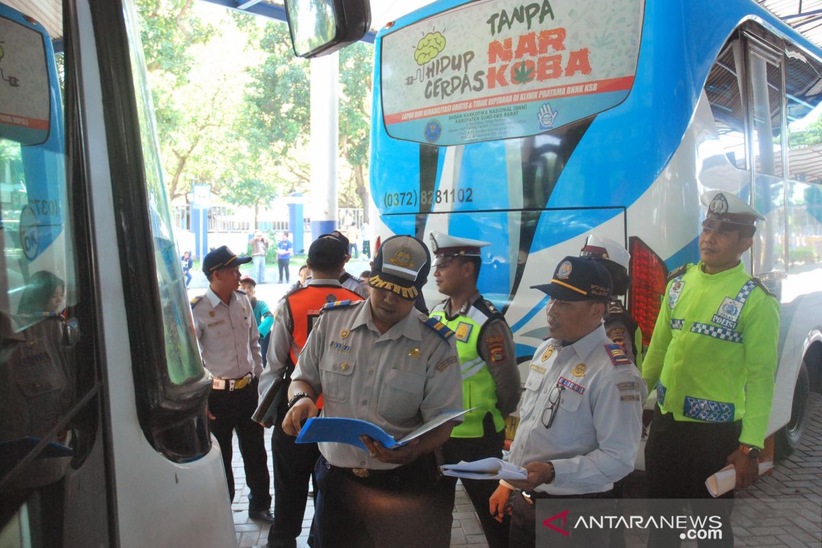 Petugas menemukan angkutan mudik bermasalah di Mataram