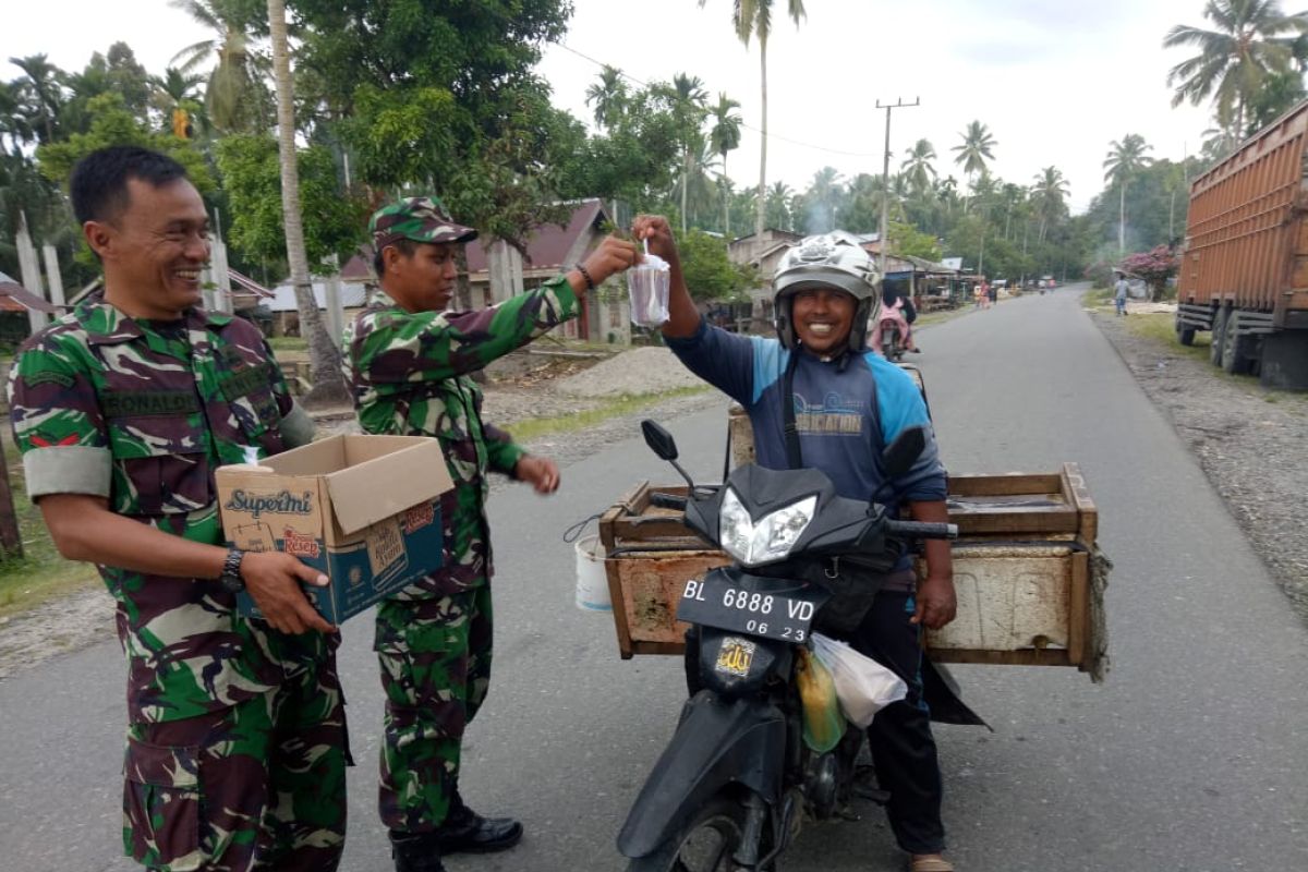 Kodim Aceh Jaya bagi-bagi takjil kepada pengguna jalan