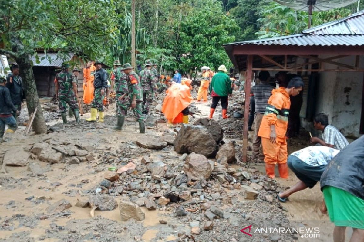 BPBD dan TNI-Polri lakukan pembersihan pascabanjir di Padangsidimpuan