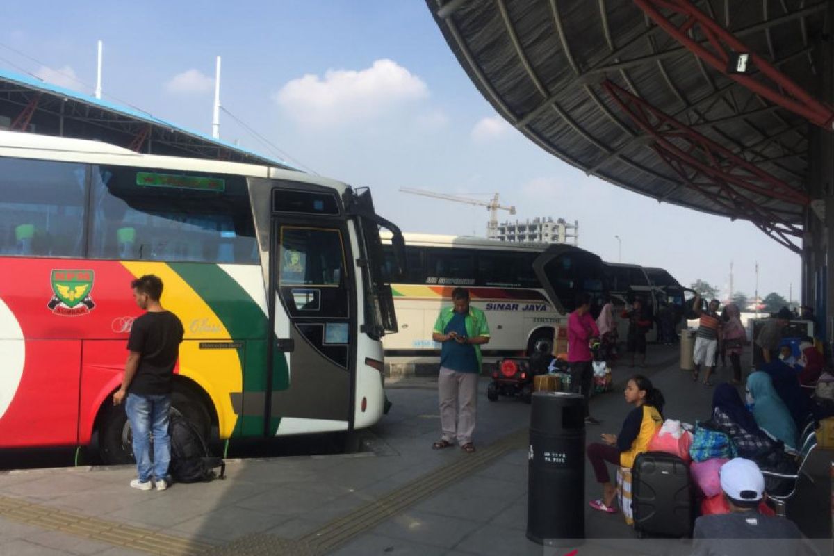 Bus di  Terminal Pulogebang  diperiksa kelayakan