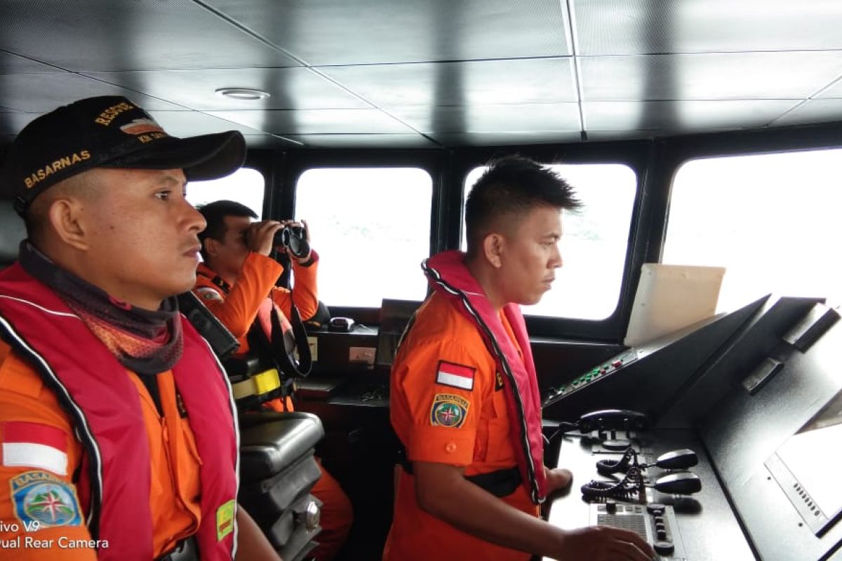 Manokwari's SAR workers searching for missing fishing boat