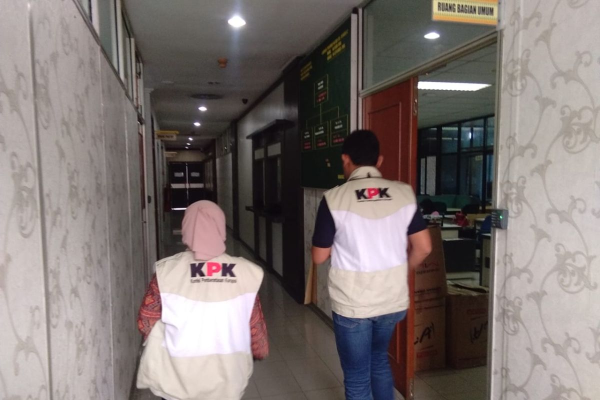 KPK geledah rumah Bupati Bengkalis di Pekanbaru, sejumlah dokumen disita