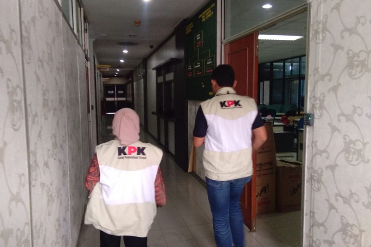 KPK geledah kantor Bupati Bengkalis Riau. Ada apa ya?