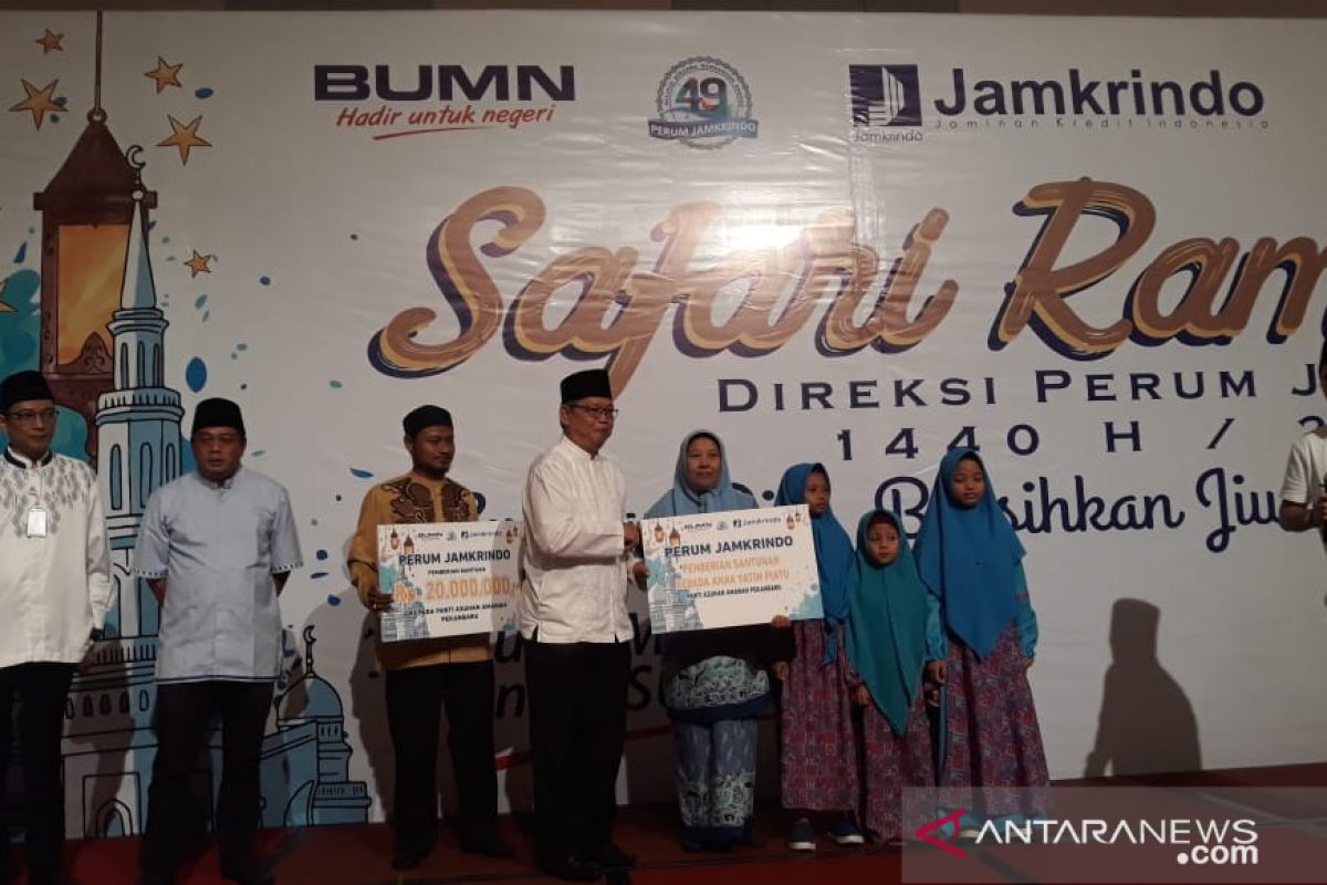 Jamkrindo santuni ratusan anak yatim di Pekanbaru