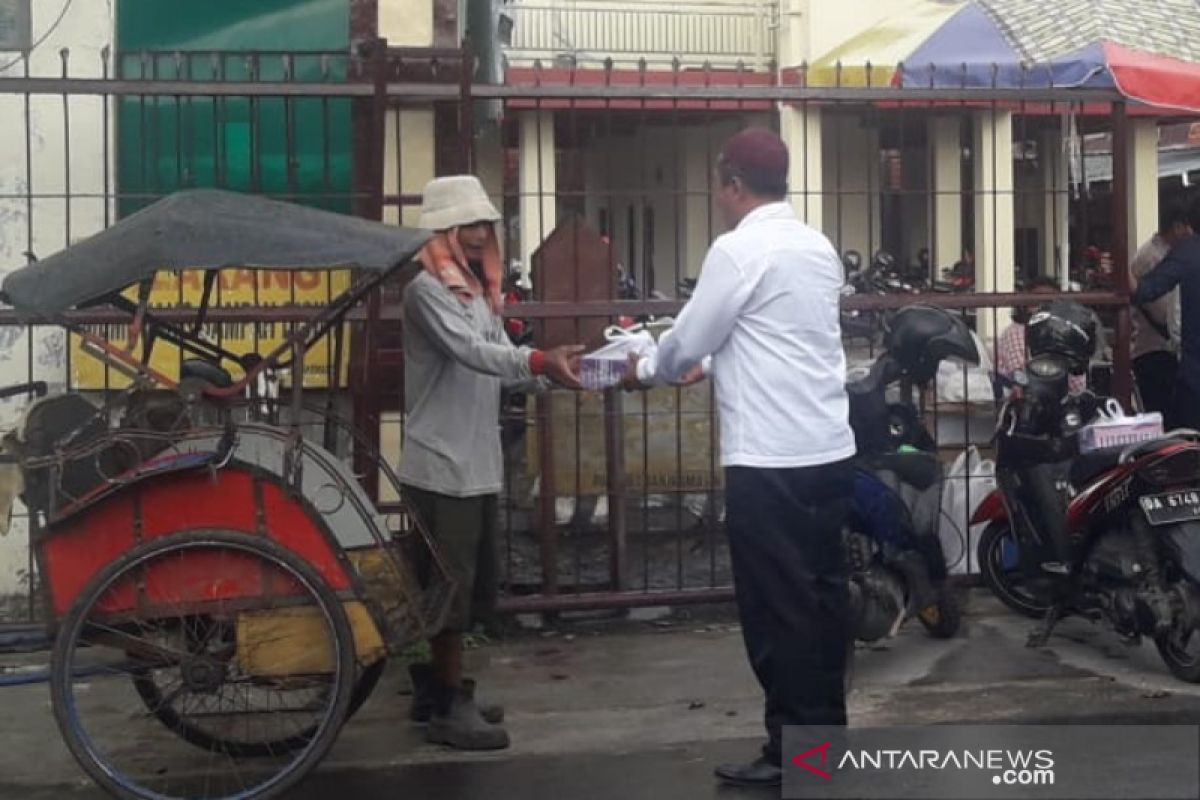 Satuan Intelkam bagikan seratus takjil ke pengguna jalan