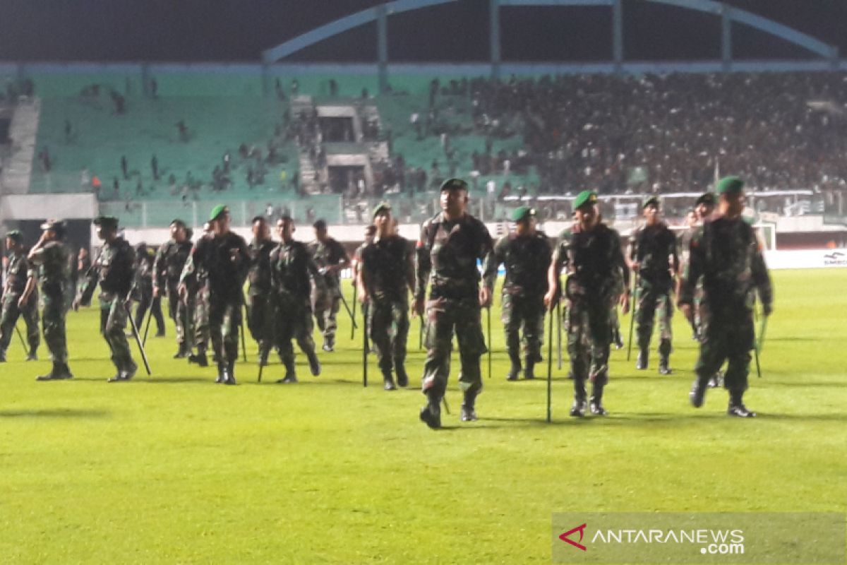 Supporter ricuh, laga pembuka Liga 1 sempat terhenti